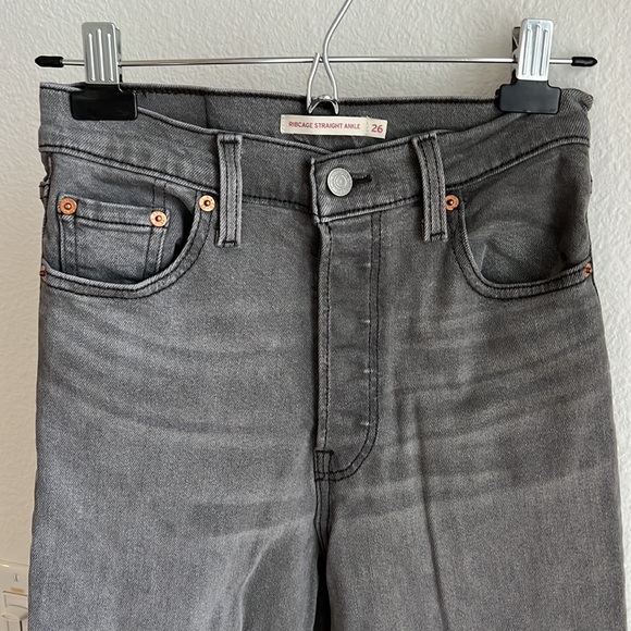Gently used Levi’s Ribcage Straight Ankle Size 26 jeans. - Picture 3 of 10